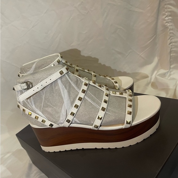 NEW Vince Camuto Strapped Gold and White Wedges! - Picture 1 of 6